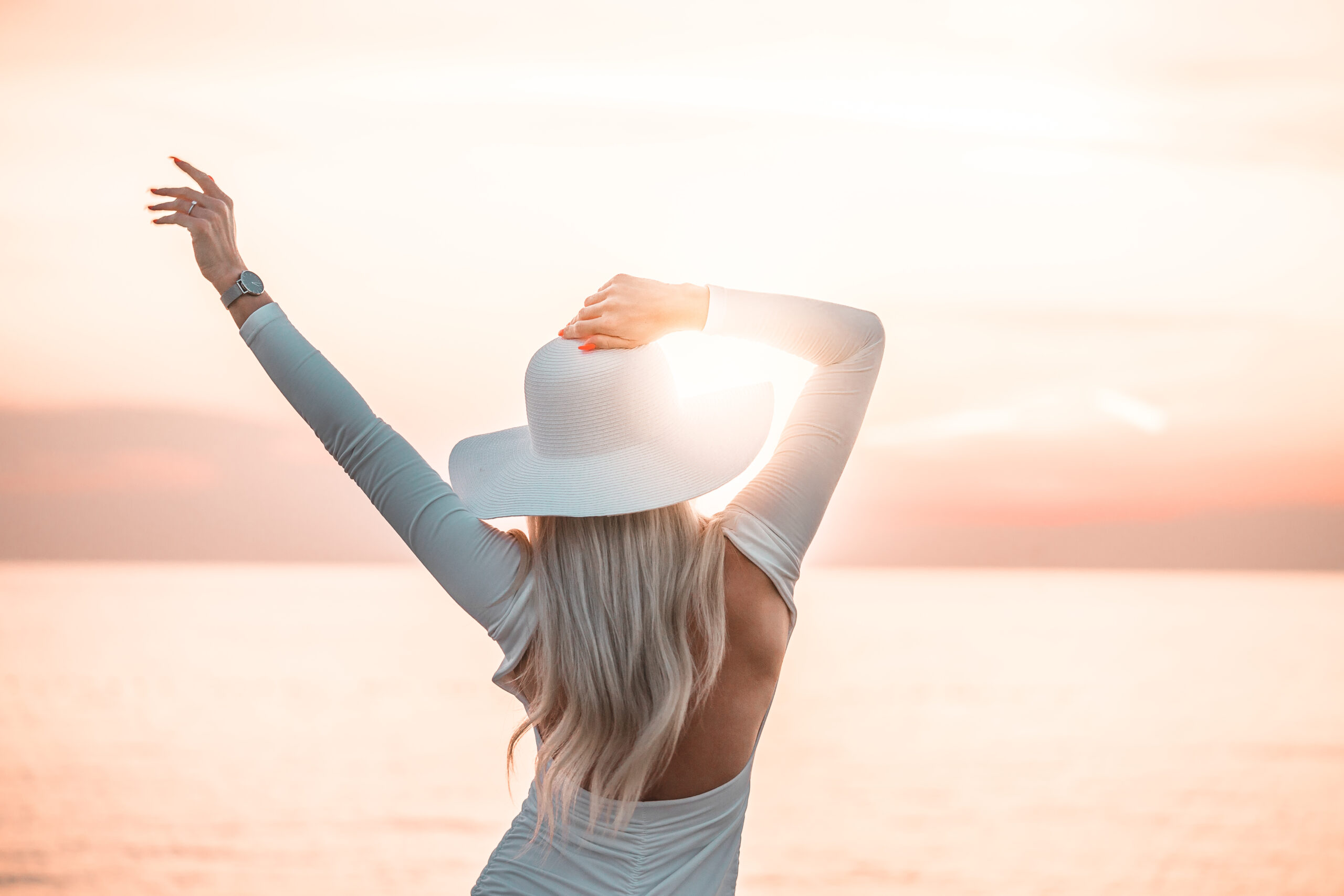 woman-enjoying-the-sunset-by-the-sea-picjumbo-com